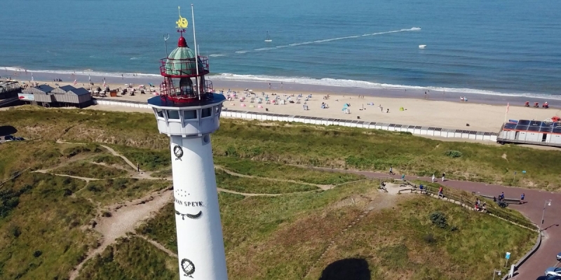 Vuurtoren Van Speijk kijkt uit op de zee bij Egmond aan Zee